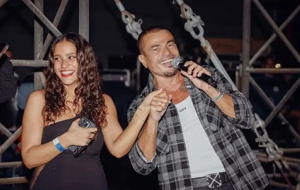 عمرو دياب وابنته جانا في حفل أبو ظبي - الصورة من المركز الصحفي للفنان عمرو دياب