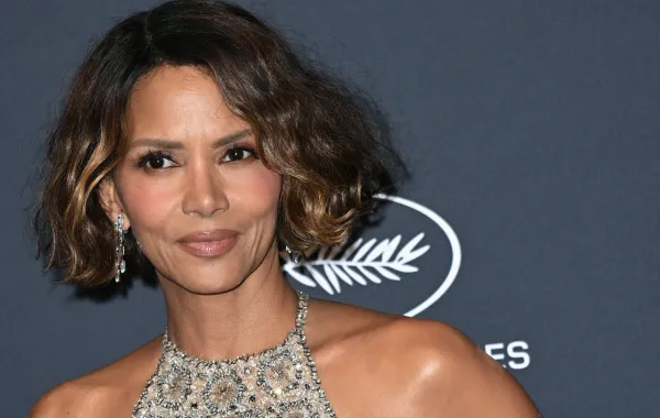 هالي بيري في الدورة 78 من مهرجان كان السينمائي في كان جنوب فرنسا (Halle Berry at the 78th edition of the Cannes Film Festival in Cannes, southern France). مصدر الصورة: Bertrand GUAY / AFP