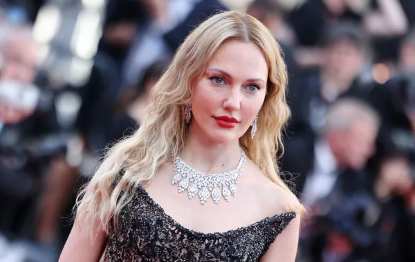 مريم سارة أوزرلي في مهرجان كان السينمائي السنوي السابع والسبعين في قصر المهرجانات في كان، فرنسا (Meryem Sarah Uzerli at the 77th annual Cannes Film Festival at Palais des Festivals in Cannes, France). مصدر الصورة: Pascal Le Segretain/Getty Images