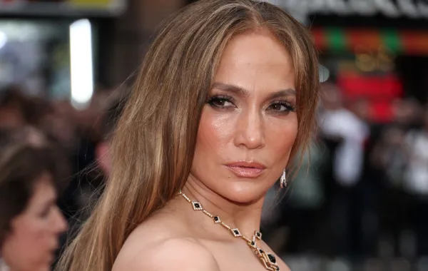 جينيفر لوبيز في مسرح وينتر جاردن بمدينة نيويورك (Jennifer Lopez at Winter Garden Theatre in New York City). مصدر الصورة: Jamie McCarthy/Getty Images/AFP