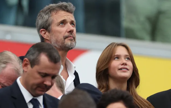ملك الدنمارك فريدريك وابنته الأميرة جوزفين (King Frederick of Denmark and his daughter Princess Josephine  ). مصدر الصورة: Adrian DENNIS / AFP