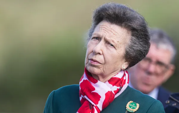 الأميرة آن في لوس أون جوهيل، بالقرب من لنس، شمال فرنسا (Princess Anne in Loos-en-Gohelle, near Lens, northern France). مصدر الصورة: Sameer Al-DOUMY / AFP