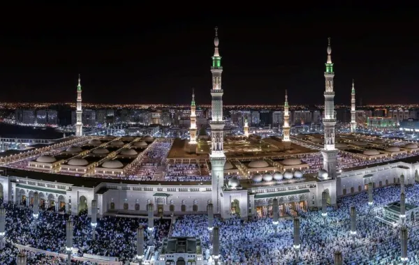 المسجد النبوي من الخارج ممتلئًا بالمصلين