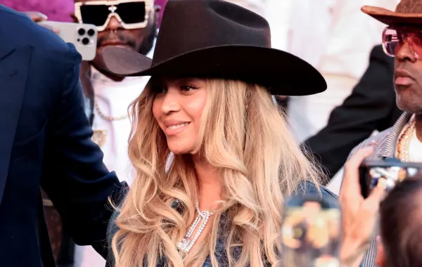 بيونسيه في باريس، فرنسا (Beyonce in Paris, France). مصدر الصورة: Lyvans Boolaky/Getty Images
