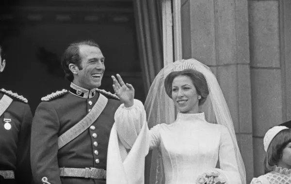 الأميرة آن والكابتن مارك فيليبس داخل شرفة قصر باكنغهام في لندن بعد زفافهما في نوفمبر 1973 (مصدر الصورة: Evening Standard/Hulton Archive/Getty Images)
