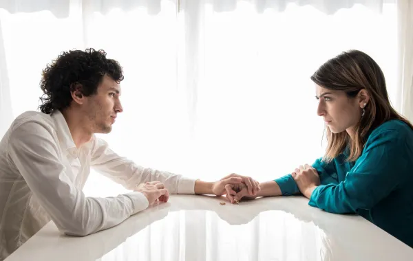 زوجة تحاول أن تدعم زوجها وتشد من أزره فتمسك بيده لتقوي من عزيمته