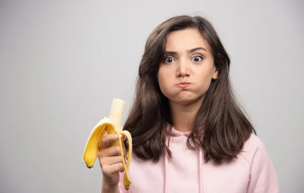 صورة لحامل تتناول الموز