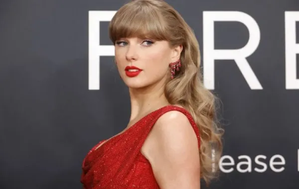 تايلور سويفت في حفل توزيع جوائز غرامي ( Taylor Swift at the Grammy Awards). مصدر الصورة:Frazer Harrison / GETTY IMAGES NORTH AMERICA / Getty Images via AFP