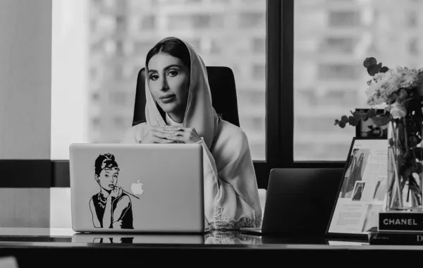 مصممة الأزياء الإماراتية شريفة الشارف الهاشمي مؤسسة علامة Onori – الصورة من العلامة
