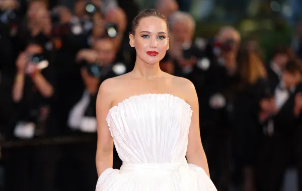 جينيفر لورانس في مهرجان كان السينمائي بدورته الـ78 في فرنسا - Jennifer Lawrence at the 78th edition of the Cannes Film Festival in Cannes, southern France- مصدر الصورة Sameer Al-Doumy / AFP