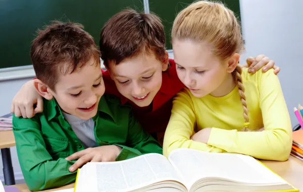 صورة لأطفال يبحثون في كتاب