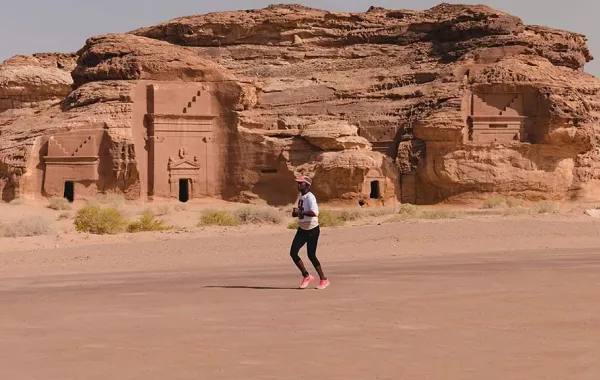 أحد المشاركين في سباق لهيب العلا الصحراوي. الصورة من الموقع الإلكتروني الرسمي للعلا