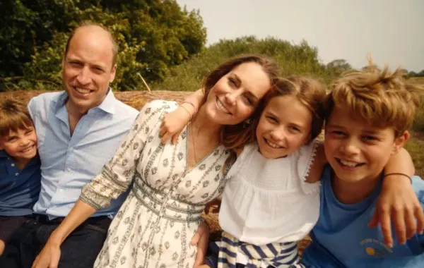 أمير وأميرة ويلز وأطفالهما الأمير جورج والأميرة شارلوت والأمير لويس (The Prince and Princess of Wales and their children Prince George, Princess Charlotte and Prince Louis). مصدر الصورة: Will WARR / KENSINGTON PALACE / AFP