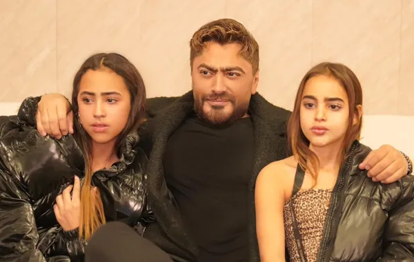 تامر حسني برفقة ابنتيه- الصورة من حساب ابنته تاليا على إنستغرام