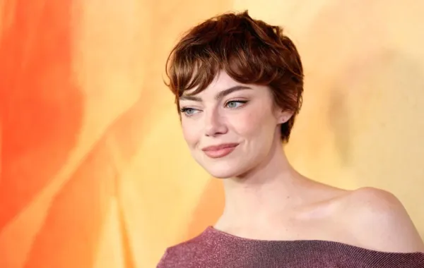 إيما ستون في مجمع مسرح DGA في لوس أنجلوس، كاليفورنيا (Emma Stone at DGA Theater Complex in Los Angeles, California). مصدر الصورة: Monica Schipper / GETTY IMAGES NORTH AMERICA / Getty Images via AFP