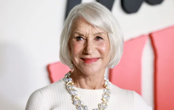 هيلين ميرين في فندق بلازا بمدينة نيويورك (Helen Mirren at The Plaza Hotel in New York City). مصدر الصورة: Theo Wargo/Getty Images/AFP