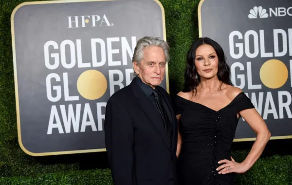 مايكل دوغلاس وكاثرين زيتا جونز في حفل توزيع جوائز غولدن غلوب السنوي الثامن والسبعين (Michael Douglas and Catherine Zeta-Jones at the 78th Annual Golden Globe Awards). مصدر الصورة: Dimitrios Kambouris / GETTY IMAGES NORTH AMERICA / Getty Images via AFP