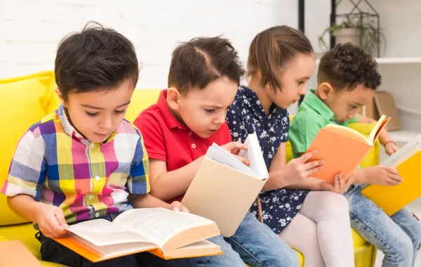 صورة لمجموعة من الأطفال يقرأون القصص