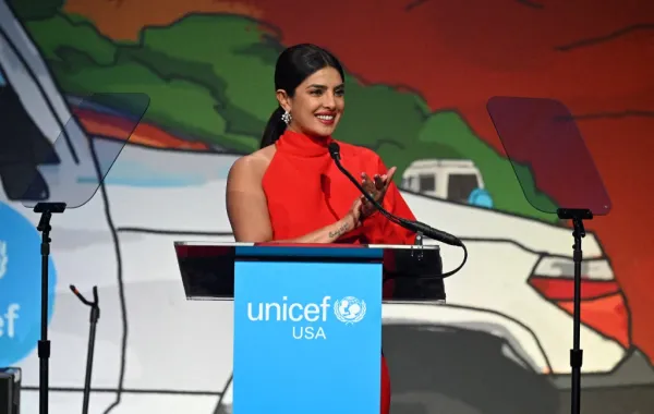 بريانكا شوبرا في حفل منظمة اليونيسف في نيويورك عام 2019- Priyanka Chopra at 15th Annual UNICEF Snowflake Ball 2019 in New York City- مصدر الصورة Noam Galai / GETTY IMAGES NORTH AMERICA / Getty Images via AFP