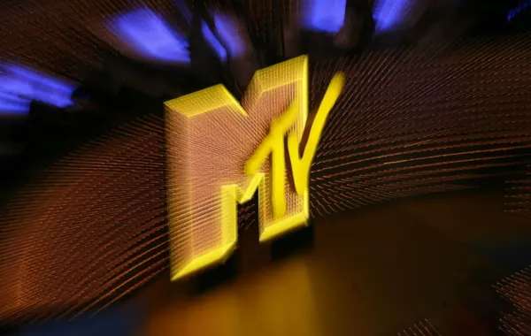 شعار قناة MTV في فندق وكازينو ذا بالمز في لاس فيغاس، نيفادا (MTV logo at The Palms Hotel and Casino in Las Vegas, Nevada). مصدر الصورة: Frederick M. Brown/Getty Images