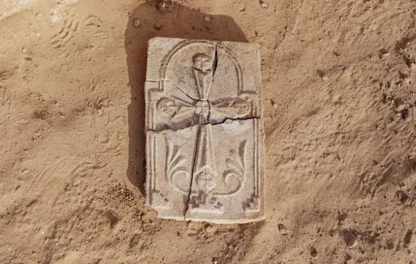 صليب جصي تابع لكنيسة جزيرة صير بني ياس. الصورة من مكتب أبو ظبي الإعلامي