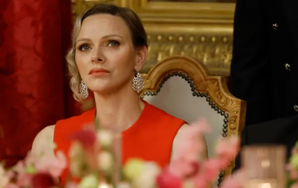 الأميرة شارلين، أميرة موناكو في قصر الأمير خلال عشاء رسمي (  Princess Charlene of Monaco at the Prince's Palace during an official dinner). مصدر الصورة: Ludovic MARIN / AFP