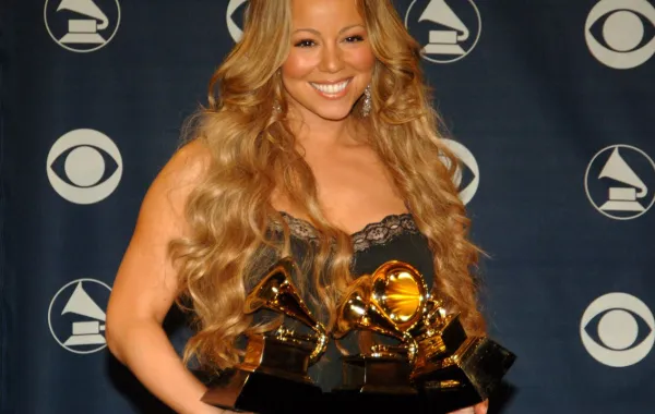 ماريا كاري خلال حفل توزيع جوائز جرامي السنوي الثامن والأربعين (Mariah Carey during The 48th Annual GRAMMY Awards). مصدر الصورة: Press Room at Staples Center in Los Angeles, California