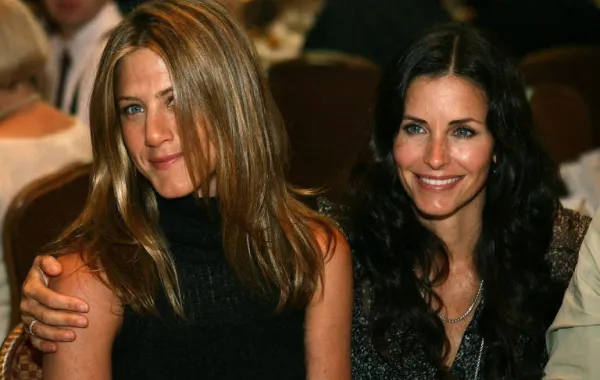 جينيفر أنيستون وكورتني كوكس في حفل جائزة الدائرة البلاتينية 2006 في كاليفورنيا ( Jennifer Aniston and Courteney Cox at the 2006 Platinum Circle Awards in California). مصدر الصورة: Kevin Winter / Getty Images North America / Getty Images via AFP