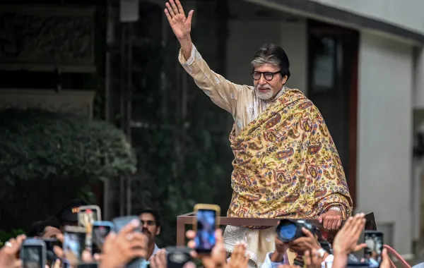 أميتاب باتشان يحتفل بذكرى ميلاده الـ82 في مومباي - Amitabh Bachchan celebrate his 82nd birthday in Mumbai- مصدر الصورة SUJIT JAISWAL / AFP