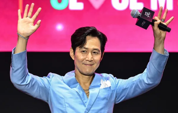 الممثل الكوري الجنوبي لي جونغ جايه خلال فعالية للمعجبين بمسلسل "لعبة الحبار" ( South Korean actor Lee Jung-jae during a fan event for "Squid Game" ). مصدر الصورة:Jung Yeon-je / AFP