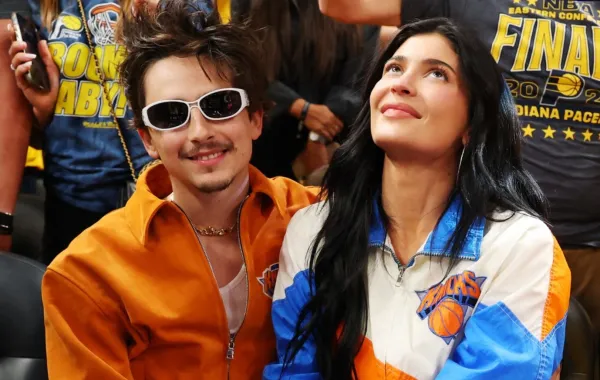 تيموثي شالاميه وكايلي جينر في قاعة جينبريدج فيلدهاوس في إنديانابوليس، إنديانا (Timothee Chalamet and Kylie Jenner at Gainbridge Fieldhouse in Indianapolis, Indiana). مصدر الصورة: Gregory Shamus/Getty Images/AFP