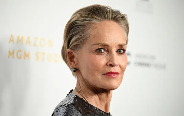 الممثلة الأمريكية شارون ستون تحضر حفل توزيع جوائز سينماتيك السنوي الـ 38 (‏US actress Sharon Stone attends the 38th Annual ‎Cinematheque Awards‏)- مصدر الصورة: ‏Robyn Beck / AFP