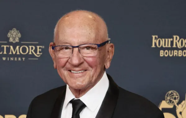 فرانك كابريو في حفل توزيع جوائز إيمي السنوي الحادي والخمسين( Frank Caprio at the 51st Annual Primetime Emmy Awards ). مصدر الصورة:Rodin Eckenroth / GETTY IMAGES NORTH AMERICA / Getty Images via AFP