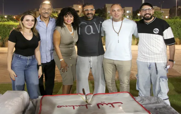 أسرة مسلسل لينك تحتفل ببدء التصوير -الصورة من الشركة المنتجة