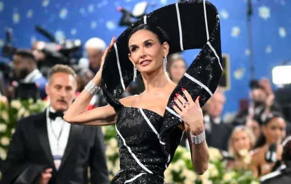 ديمي مور في متحف متروبوليتان في نيويورك (Demi Moore at the Metropolitan Museum in New York). مصدر الصورة: ANGELA WEISS / AFP