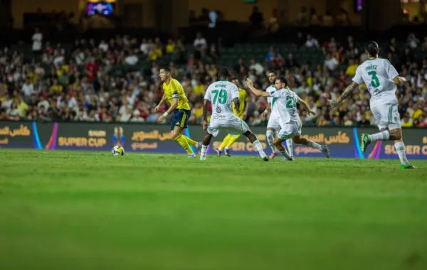كريستيانو رونالدو ولاعبو فريق الأهلي أثناء المباراة 