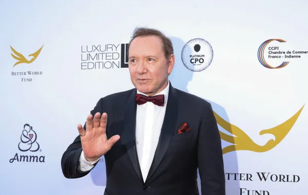 كيفن سبيسي  Kevin Spacey من مهرجان كان 2025 – مصدر الصورة Valery HACHE / AFP