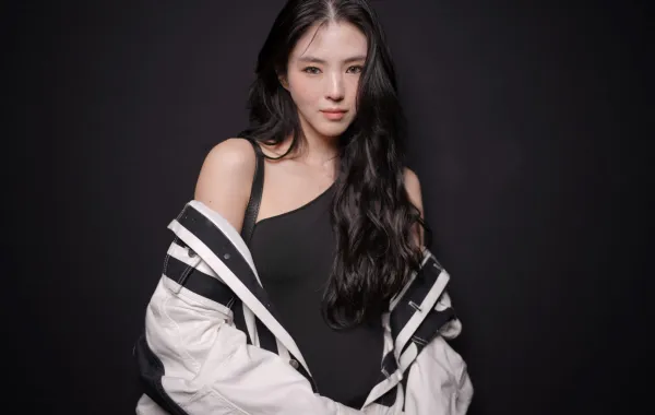 هان سيو هي في أسبوع الموضة في باريس - Han So-hee poses during Paris Fashion Week, in Paris - مصدر الصورة من GEOFFROY VAN DER HASSELT / AFP
