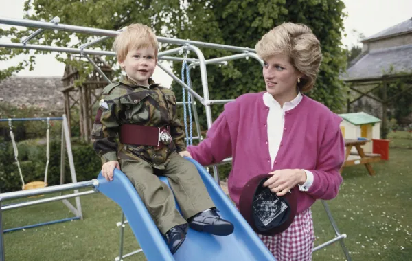 الأمير هاري في حديقة منزل هايجروف في غلوسترشاير، برفقة والدته، الأميرة ديانا (Prince Harry in the garden of Highgrove House in Gloucestershire, accompanied by his mother, Diana). مصدر الصورة: Tim Graham Photo Library via Getty Images