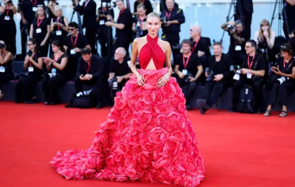 روز برترام Rose Bertram مهرجان فينيسيا السينمائي الدولي الـ81 -مصدر الصورة: Andreas Rentz/Getty Images