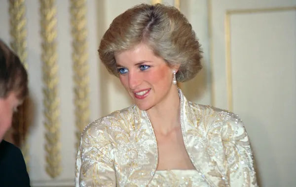 الأميرة ديانا في قصر الإليزيه بباريس (Princess Diana at the Élysée Palace in Paris). مصدر الصورة: errick CEYRAC / AFP