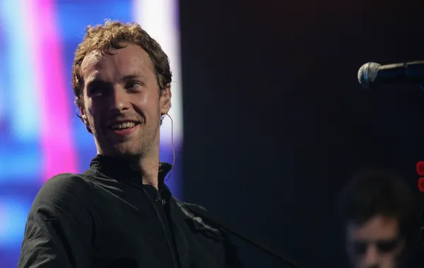كريس مارتن مغني فرقة كولدبلاي في مسرح بيكون في مدينة نيويورك ( Chris Martin, singer of Coldplay, at the Beacon Theatre in New York City ). مصدر الصورة: Scott Gries / Getty Images North America / Getty Images via AFP