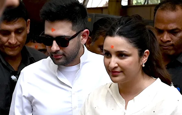 بارينيتي شوبرا مع زوجها راغاف تشادها في مومباي (Parineeti Chopra with her husband Raghav Chadha in Mumbai). مصدر الصورة: SUJIT JAISWAL / AFP