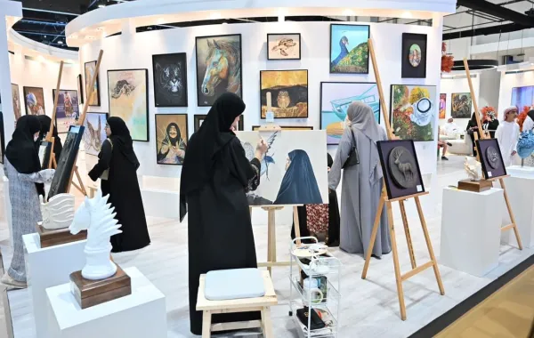 دور المرأة الإماراتية بالحفاظ على الموروث الشعبي والثقافي. الصورة من وكالة الأنباء الإماراتية "وام"