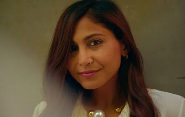  الصورة من المركز الاعلامي لصانعة الأفلام الإماراتية شايستا روشان