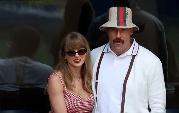 Taylor Swift and Travis Kelce تايلور سويفت وترافيس كيلسي - مصدر الصورة Photo by JAMIE SQUIRE / GETTY IMAGES NORTH AMERICA / Getty Images via AFP
