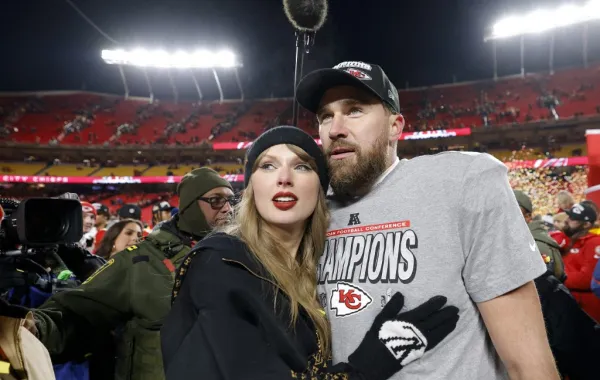 تايلور سويفت وترافيس كيلسي في كانساس - ميسوري - Taylor Swift and Travis Kelce celebrates 87 of the Kansas City Chiefs in Kansas City, Missouri- مصدر الصورة David Eulitt / GETTY IMAGES NORTH AMERICA / Getty Images via AFP