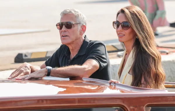 جورج كلوني وأمل كلوني يصلان إلى فينيسيا قبل مهرجان فينيسيا السينمائي الدولي الثاني والثمانين لعام 2025 في فينيسيا، إيطاليا (George Clooney and Amal Clooney arriving into Venice ahead of the 82nd Venice International Film Festival 2025 in Venice, Italy). مصدر الصورة: Jacopo Raule/GC Images