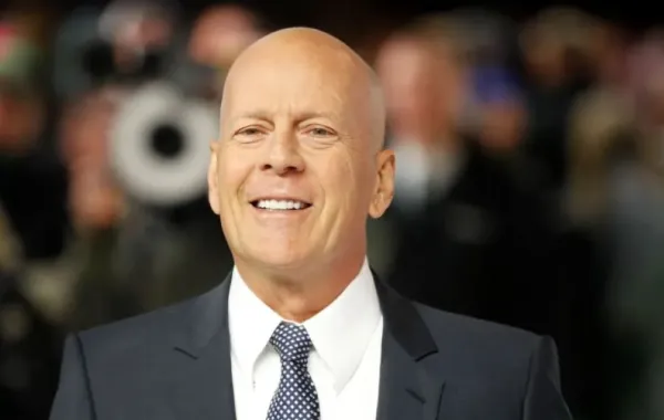 بروس ويليس في وسط لندن (Bruce Willis in central London). مصدر الصورة: Tolga AKMEN / AFP