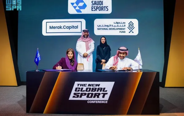  الاتحاد السعودي للرياضات الإلكترونية وميراك كابيتال خلال توقيع الاتفاقية. الصورة من وكالة الأنباء السعودية "واس"